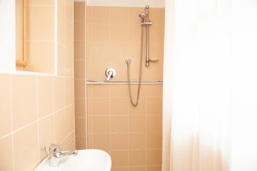 W łazience znajduje się prysznic, toaleta i umywalka. w obiekcie LE PIUME B&B w mieście Cupramontana
