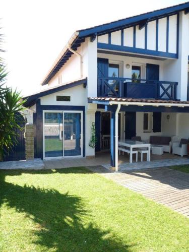 Maison mitoyenne jardin piscine tennis