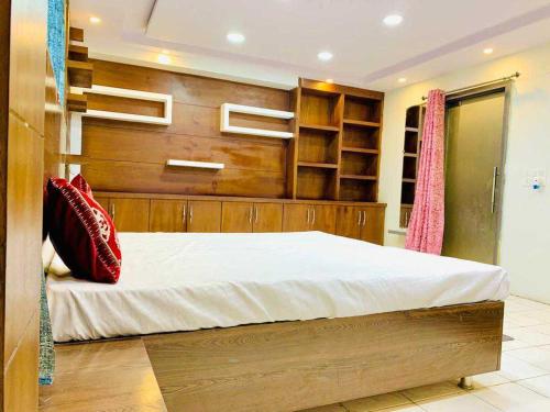 sypialnia z łóżkiem z drewnianą ścianą w obiekcie OYO Hotel Anjani w mieście Pānīpat