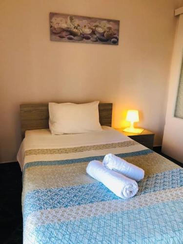 Un pat sau paturi într-o cameră la Ariadni's apartment 1