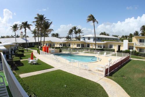 un complejo con piscina y palmeras en Delray Breakers on the Ocean, en Delray Beach