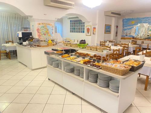 un buffet in un ristorante con molto cibo di Hotel Arlecchino a Milano Marittima