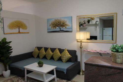Posezení v ubytování Newly furnished cozy 1 bedroom apartment close to JBR beach and metro
