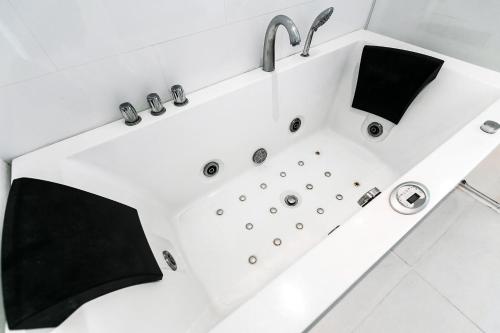 ein weißes Waschbecken mit einer schwarzen Ablage in der Unterkunft Large Penthouse 3BR with jacuzzi, Best for Kids in Ka Rorn