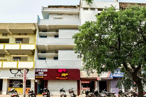 un grupo de motocicletas estacionadas frente a un edificio en SPOT ON Luv-kush Inn en Bankipur