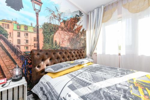 トスコラーノ・マデルノにあるVilla Giulia Rooms & Bikeのベッドルーム1室(壁に絵画が描かれたベッド1台付)