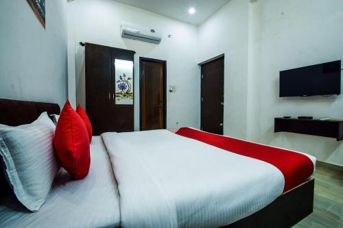 En eller flere senge i et værelse på OYO Hotel Blue Lotus