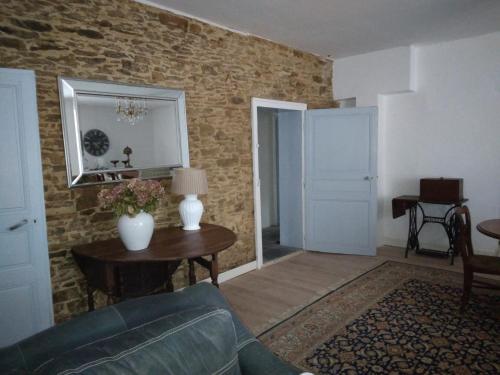 un salon avec un canapé et une table dans l'établissement La Maison de Famille, à Jumilhac-le-Grand