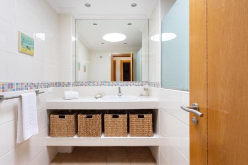 een badkamer met een wastafel en een spiegel bij Home2Book Ático Sotavento La Tejita in La Tejita