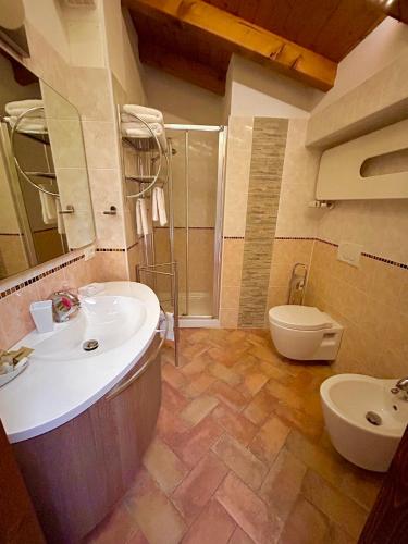 a bathroom with a sink and a shower and a toilet at Agriturismo Cervano in Toscolano Maderno