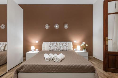 una camera da letto con un letto e due asciugamani di Villetta Mattia a Pula