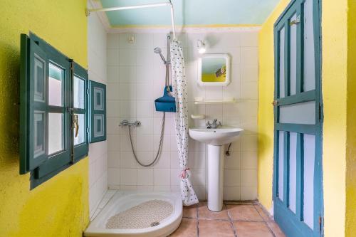 uma casa de banho com um lavatório, um chuveiro e um WC. em El Nido holiday cottage with pool em Órgiva