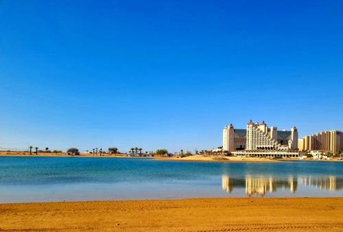 埃拉特的住宿－קרוואן על החוף，从水体岸边欣赏酒店景色