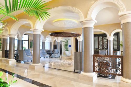 una hall di un hotel con colonne e sedie di JAZ Aquamarine a Hurghada