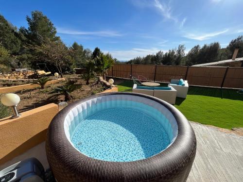 a large swimming pool in a large wicker tub at Luxueuse Villa avec Piscine et jacuzzi sur les hauteurs de La Ciotat in Ceyreste