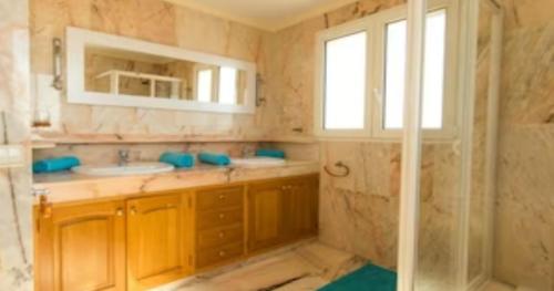 uma casa de banho com um lavatório e um chuveiro em espectacular villa puerto marina playa em Benalmádena