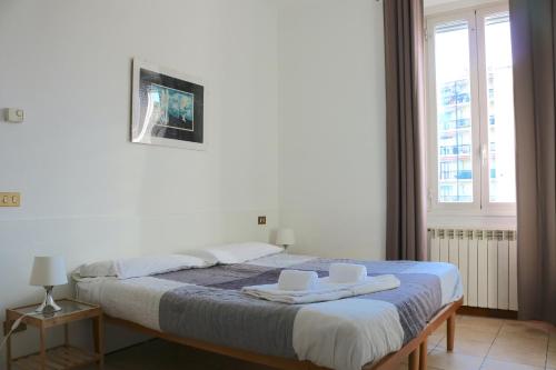 1 dormitorio con 1 cama con 2 toallas en Le Residenze Della Poetessa, en Corsico