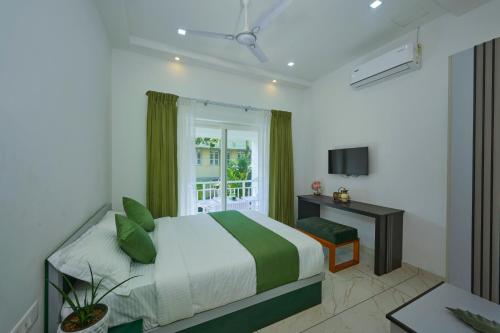 Una cama o camas en una habitación de The Elms Thekkady