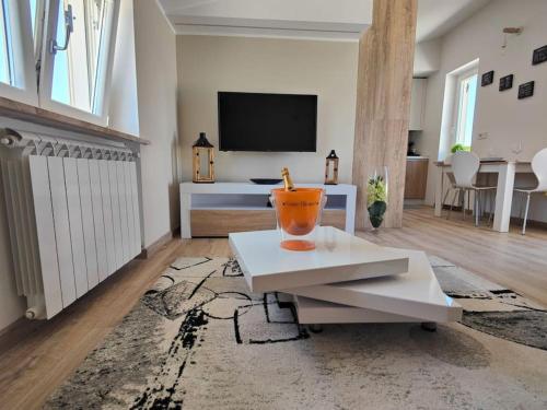 uma sala de estar com uma mesa e uma televisão em Da.Ma. House em Anzio