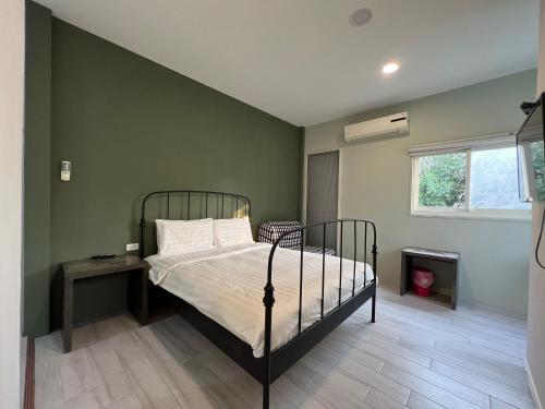 a bedroom with a bed and a window at 好樣的民宿 in Xiaoliuqiu