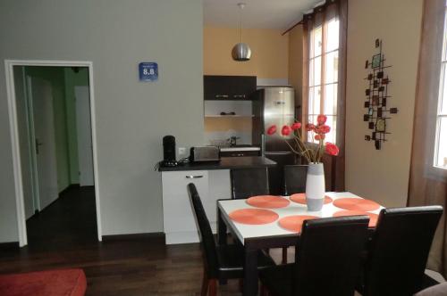 Kuchyň nebo kuchyňský kout v ubytování Appartement Serris