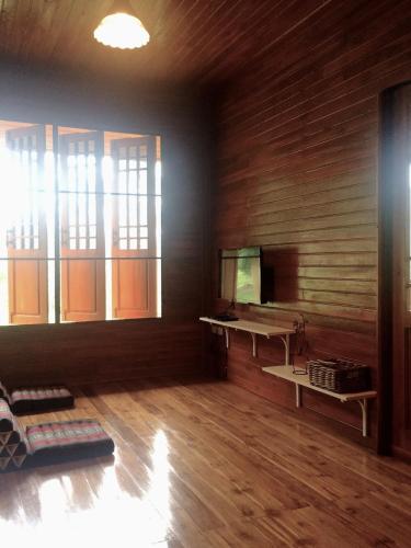 BaanRai KhunYa บ้านไร่คุณย่าにあるテレビまたはエンターテインメントセンター