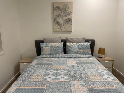 1 dormitorio con 1 cama con edredón en Comfortable 2 Story Villa next to a Canal en Gold Coast
