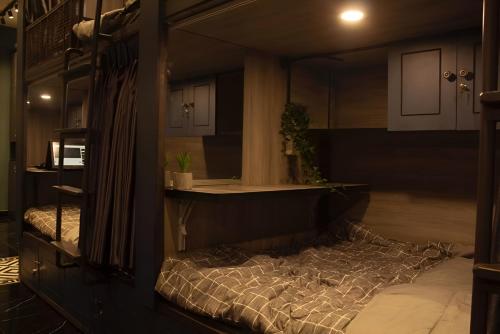 um quarto com uma cama num quarto em HOMSTAY 1106 QUANG TRUNG em Ho Chi Minh