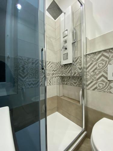 La salle de bains est pourvue d'une douche et de toilettes. dans l'établissement I Portici, à Gênes