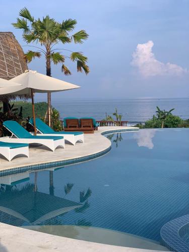 Kolam renang di atau dekat dengan Bombora Balangan Resort