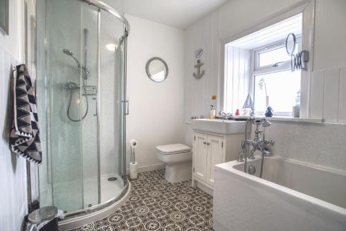 GarliestonにあるThe Viewのバスルーム(シャワー、トイレ、シンク付)