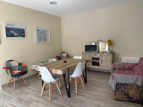 Cea的住宿－Casa Cea Ourense，客厅配有木桌和椅子