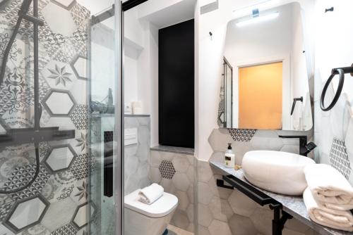 a bathroom with a sink and a toilet and a shower at La Casa (Casa familiar Premium) in Seville