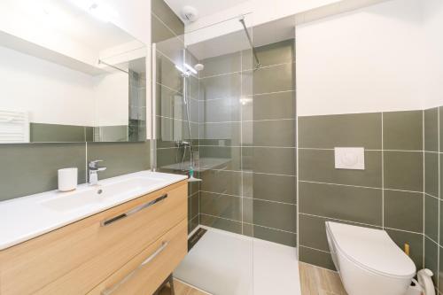 une salle de bain avec toilettes, lavabo et miroir dans l'établissement Le Pajot - Appt pour 6 proche pistes, à Laveissière