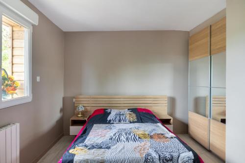 une chambre avec un lit et une fenêtre dans l'établissement Natura - En pleine nature proche Disneyland, à Montry