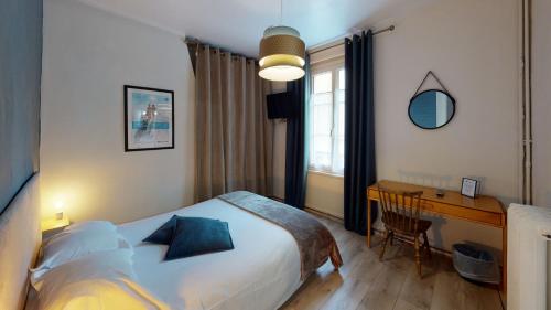 une chambre avec un lit, un bureau et une fenêtre dans l'établissement Hôtel L'Estran, à Trouville-sur-Mer