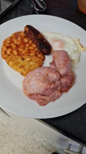 une assiette de nourriture avec des haricots à la viande et du bacon dans l'établissement The Last Post, à Blackpool