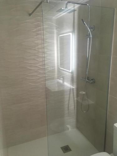 a bathroom with a glass shower with a toilet at Casa Escocesa in San Pedro del Pinatar