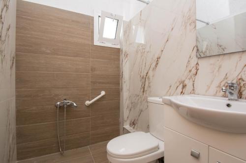 bagno con servizi igienici e lavandino di Zervakis Apartments a Ferma