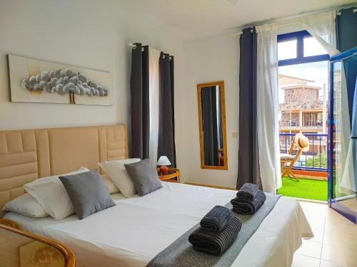 een slaapkamer met een bed met twee handdoeken erop bij Lemon Terraced House in Playa del Inglés