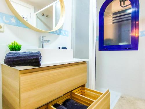 een badkamer met een wastafel en een spiegel bij Lemon Terraced House in Playa del Inglés