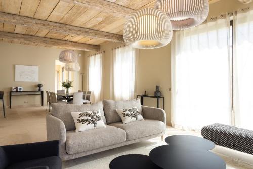 Coin salon dans l'établissement Le Vallon de Valrugues Hotel Spa & Villas