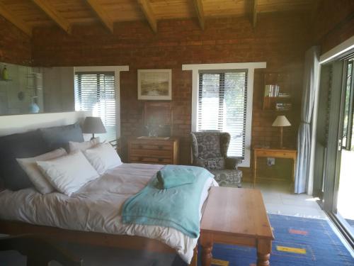 1 dormitorio con 1 cama, 1 mesa y 1 silla en Beessential Farm en The Crags