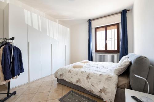 een slaapkamer met een bed en een raam bij Casa Belvedere in Foiano della Chiana