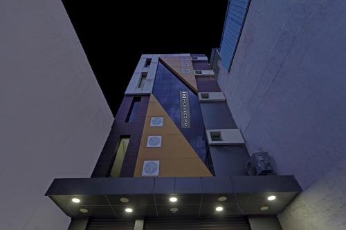 um edifício alto à noite com as luzes acesas em Super Townhouse 1096 Hotel Redfox Nungambakkam Near Apollo & Shankar Nethralaya Hospital em Chennai