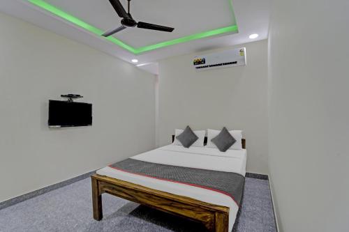 Katil atau katil-katil dalam bilik di Super Townhouse 1096 Hotel Redfox Nungambakkam Near Apollo & Shankar Nethralaya Hospital