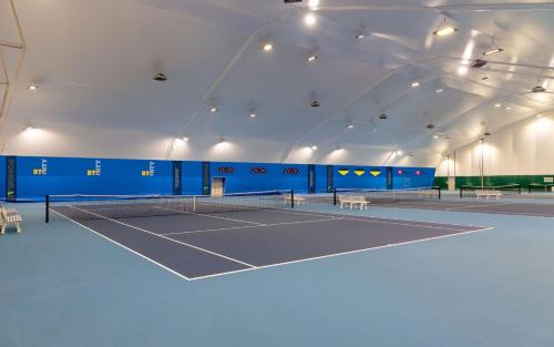 Instalaciones para jugar al tenis o al squash en Holiday house VilAna o alrededores