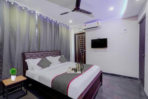 sypialnia z dużym łóżkiem z telewizorem na ścianie w obiekcie OYO Townhouse 1090 G SILVER HOTELS NEAR US BIOMETRIC w mieście Ćennaj