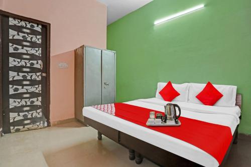 een slaapkamer met een bed met rode en groene muren bij Flagship Second Home Guest House Near Omaxe Celebration Mall in Gurgaon