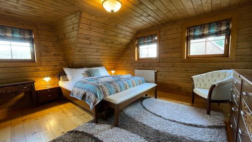 1 dormitorio con 1 cama en una cabaña de madera en Rezort Drevenice Terchova en Terchová